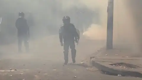 Policía de honduras en el enfrentamiento contra los manifestantes Policía de honduras en el enfrentamiento contra los manifestantes