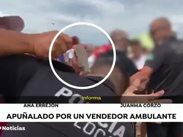 El vídeo del momento en el que un vendedor ambulante apuñala a un policía en Punta Umbría (Huelva) El vídeo del momento en el que un vendedor ambulante apuñala a un policía en Punta Umbría (Huelva)