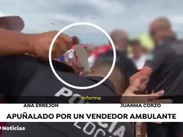 El vídeo del momento en el que un vendedor ambulante apuñala a un policía en Punta Umbría (Huelva) El vídeo del momento en el que un vendedor ambulante apuñala a un policía en Punta Umbría (Huelva)