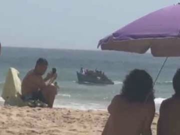 Una patera llega a la playa de Zahora, Barbate.