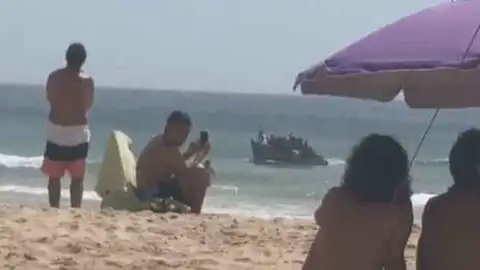 Una patera llega a la playa de Zahora, Barbate. Una patera llega a la playa de Zahora, Barbate.