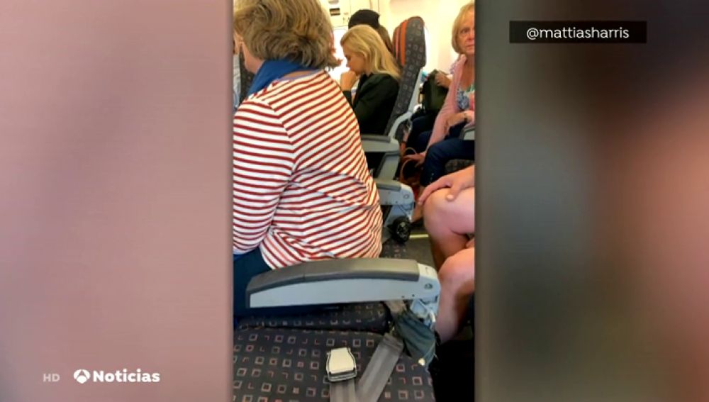 EasyJet pide eliminar la foto de una pasajera en un asiento sin respaldo