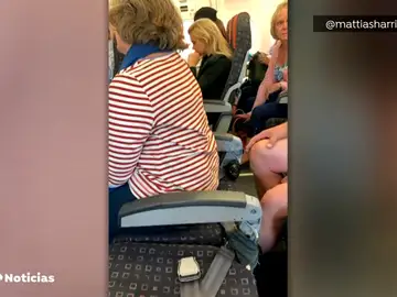 EasyJet pide eliminar la foto de una pasajera en un asiento sin respaldo EasyJet pide eliminar la foto de una pasajera en un asiento sin respaldo