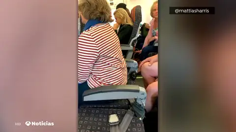 EasyJet pide eliminar la foto de una pasajera en un asiento sin respaldo EasyJet pide eliminar la foto de una pasajera en un asiento sin respaldo