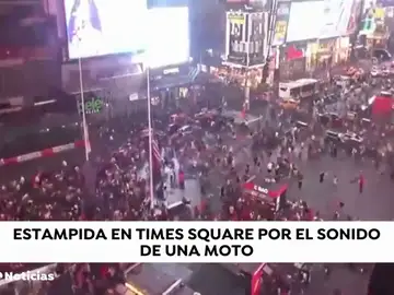 Gigantesca estampida en pleno Times Square al confundir el sonido de una moto con un tiroteo Gigantesca estampida en pleno Times Square al confundir el sonido de una moto con un tiroteo