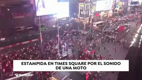 Gigantesca estampida en pleno Times Square al confundir el sonido de una moto con un tiroteo Gigantesca estampida en pleno Times Square al confundir el sonido de una moto con un tiroteo