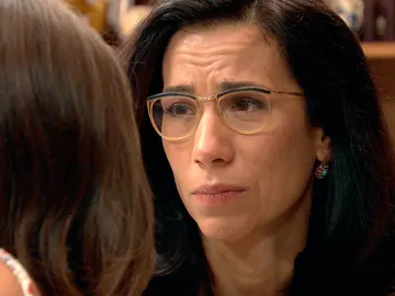 Manolita le ruega a María que recapacite Manolita le ruega a María que recapacite