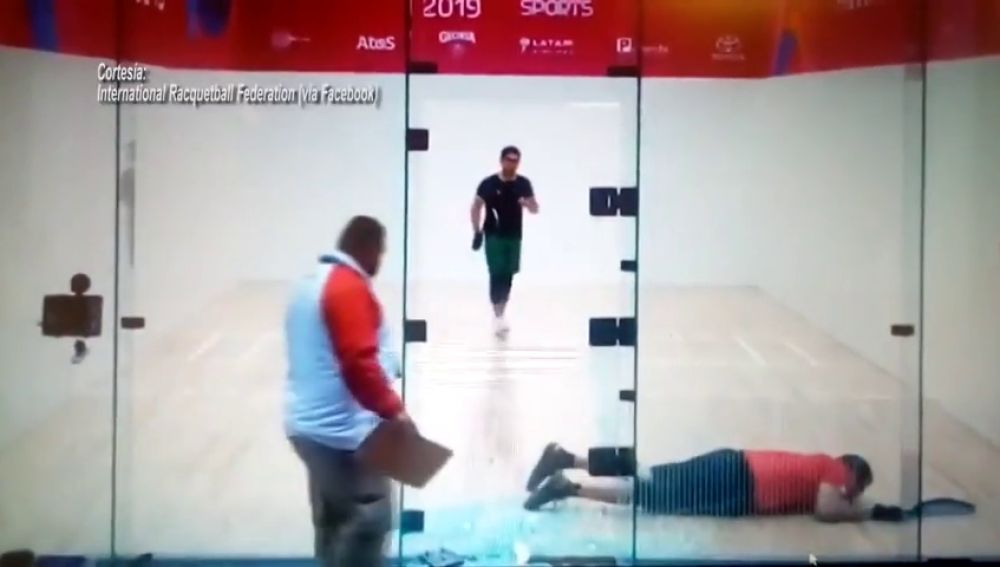 Impactantes imágenes: un jugador de squash revienta una pared de cristal en un partido