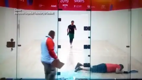 Impactantes imágenes: un jugador de squash revienta una pared de cristal en un partido Impactantes imágenes: un jugador de squash revienta una pared de cristal en un partido