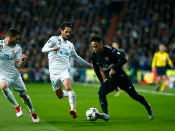 Neymar intenta zafarse de Isco y Nacho durante un partido contra el Real Madrid