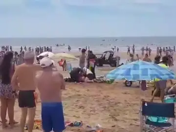 Nuevas imágenes del momento en el que un vendedor ambulante apuñala a un policía en Punta Umbría Nuevas imágenes del momento en el que un vendedor ambulante apuñala a un policía en Punta Umbría