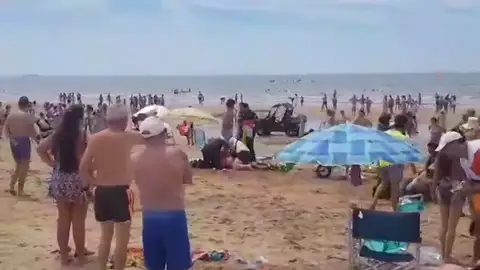 Nuevas imágenes del momento en el que un vendedor ambulante apuñala a un policía en Punta Umbría Nuevas imágenes del momento en el que un vendedor ambulante apuñala a un policía en Punta Umbría