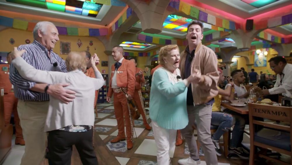 El viaje a México encumbra a Francisco en una telenovela y a Paquita como luchadora en 'Por el mundo a los 80'