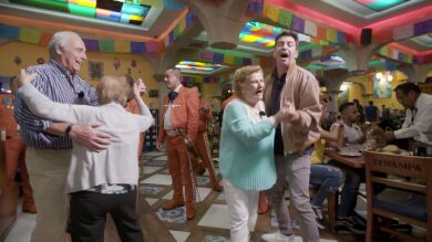 El viaje a México encumbra a Francisco en una telenovela y a Paquita como luchadora en 'Por el mundo a los 80' 