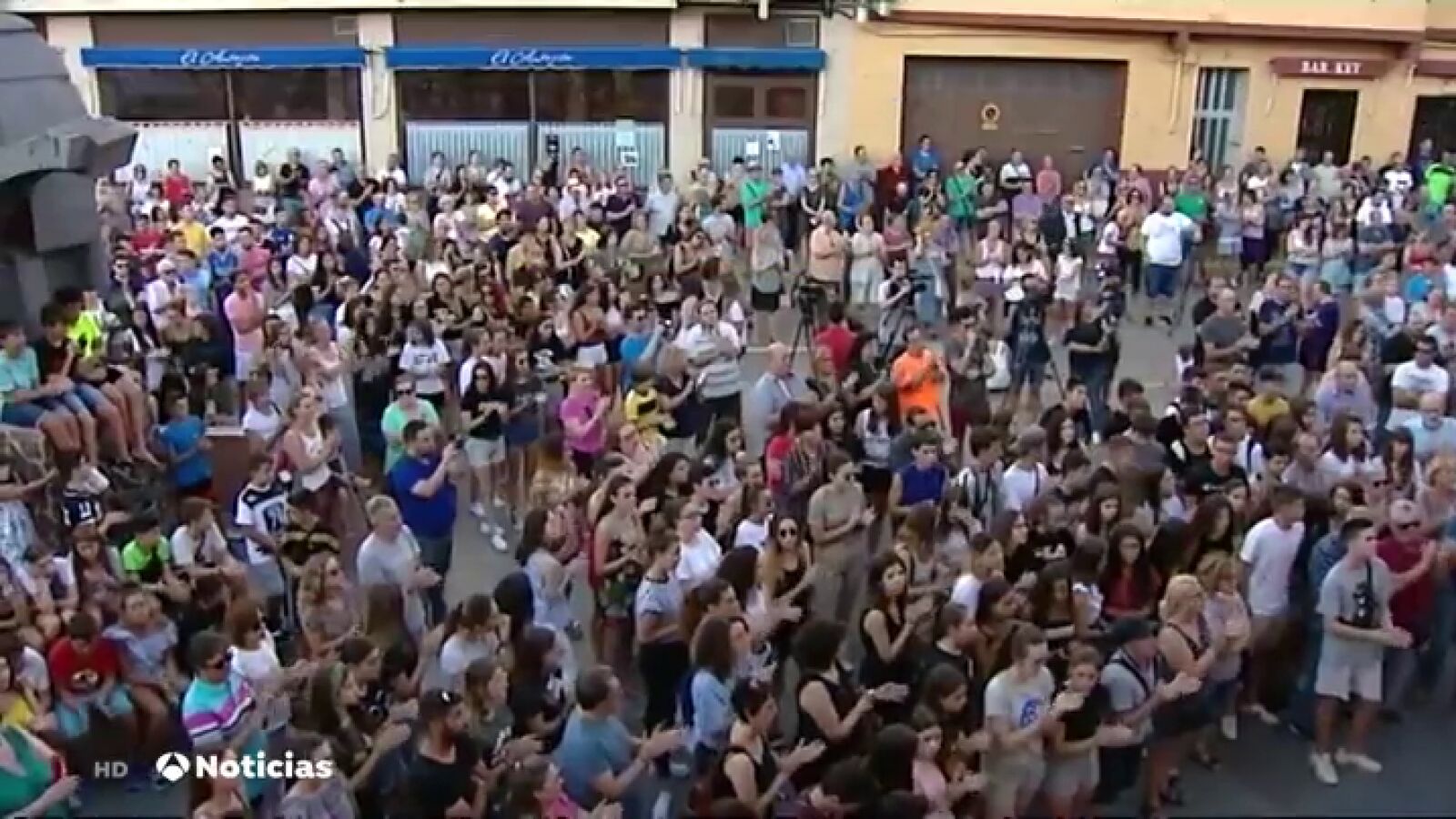 Los vecinos de Andorra, en Teruel, se manifiestan contra el asesinato de un menor a manos de su padre