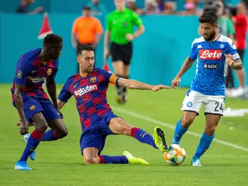 Busquets trata de robar un balón a Lorenzo Insigne durante el encuentro Busquets trata de robar un balón a Lorenzo Insigne durante el encuentro
