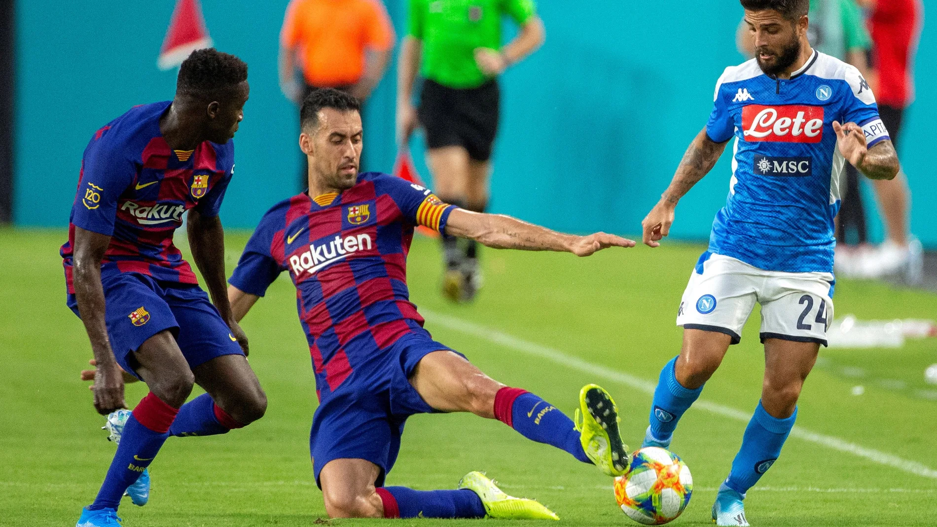 Busquets trata de robar un balón a Lorenzo Insigne durante el encuentro Busquets trata de robar un balón a Lorenzo Insigne durante el encuentro