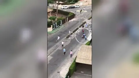 Pelea multitudinaria entre un grupo de jóvenes en Campoamor, Alicante Pelea multitudinaria entre un grupo de jóvenes en Campoamor, Alicante