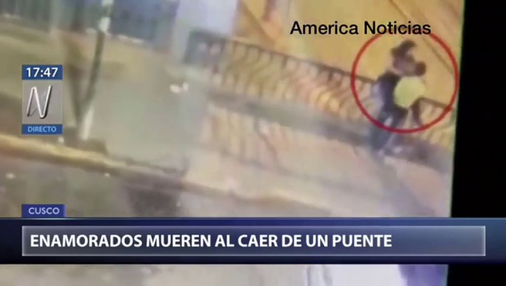 Las impactantes imágenes de una pareja que cae al vacío cuando se besaban en un puente en Perú