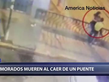Las impactantes imágenes de una pareja que cae al vacío cuando se besaban en un puente en Perú