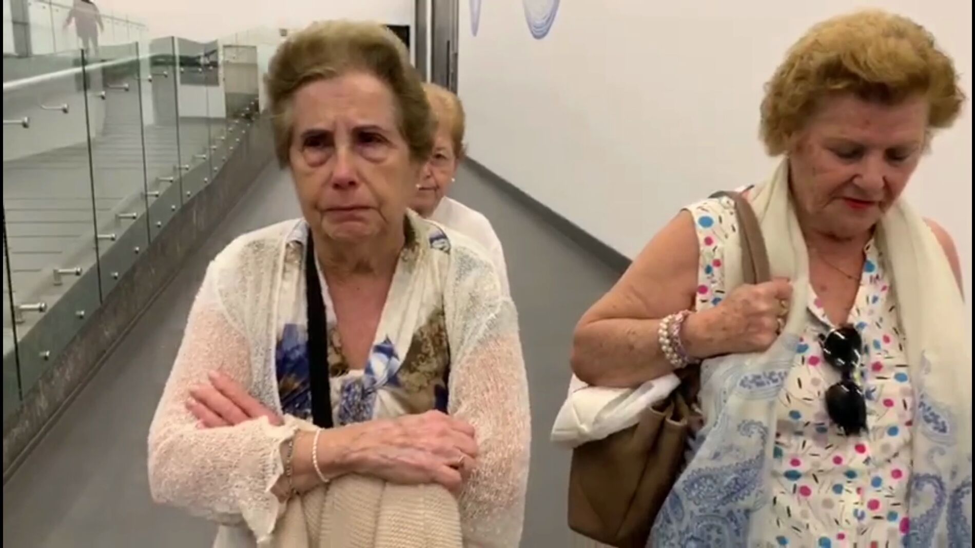 Chicas emocionadas en 'Por el mundo a los 80'