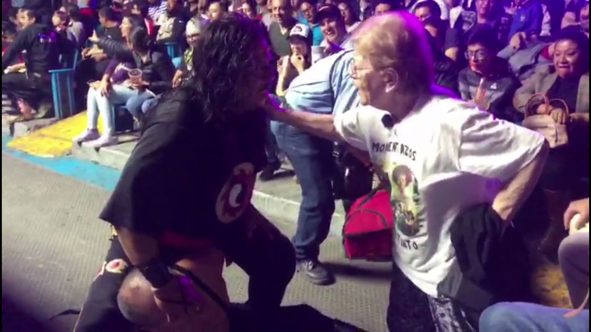 Paquita intenta frenar un combate de lucha libre en 'Por el mundo a los 80'