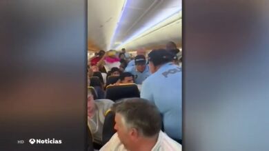 Ryanair expulsa a la fuerza a un pasajero por supuestamente agredir a una azafata en Portugal