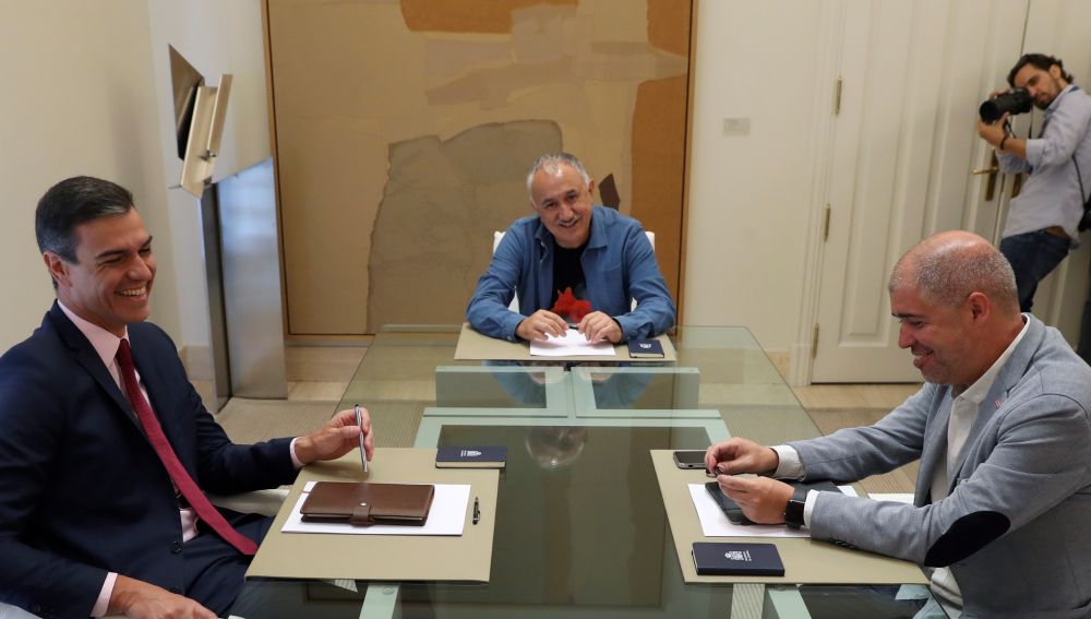 El presidente del Gobierno en funciones, Pedro Sánchez (i), conversa con los secretarios generales, de UGT, Pepe Álvarez (c), y de CCOO, Unai Sordo (d), durante la reunión celebrada en el Palacio de la Moncloa. 