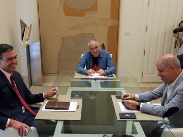 El presidente del Gobierno en funciones, Pedro Sánchez (i), conversa con los secretarios generales, de UGT, Pepe Álvarez (c), y de CCOO, Unai Sordo (d), durante la reunión celebrada en el Palacio de la Moncloa. 