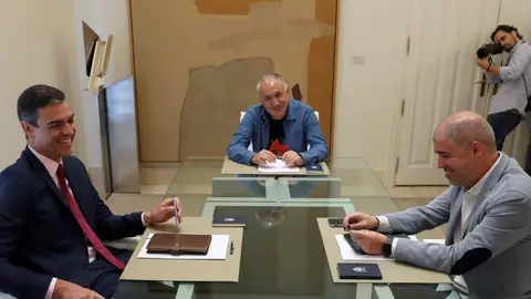 El presidente del Gobierno en funciones, Pedro Sánchez (i), conversa con los secretarios generales, de UGT, Pepe Álvarez (c), y de CCOO, Unai Sordo (d), durante la reunión celebrada en el Palacio de la Moncloa. El presidente del Gobierno en funciones, Pedro Sánchez (i), conversa con los secretarios generales, de UGT, Pepe Álvarez (c), y de CCOO, Unai Sordo (d), durante la reunión celebrada en el Palacio de la Moncloa.