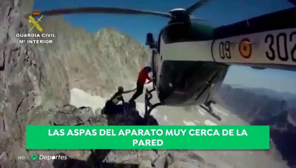 El aterrador rescate de la Guardia Civil a dos montañeros franceses: ¡las aspas rozan la pared! 