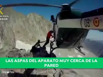 El aterrador rescate de la Guardia Civil a dos montañeros franceses: ¡las aspas rozan la pared! El aterrador rescate de la Guardia Civil a dos montañeros franceses: ¡las aspas rozan la pared!