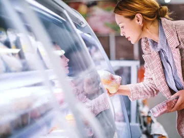 Mujer en el supermercado Mujer en el supermercado