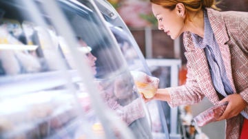 Mujer en el supermercado Mujer en el supermercado