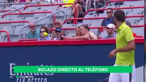 Increíble la puntería de Thiem: da un bolazo al móvil de una fan en mitad del partido Increíble la puntería de Thiem: da un bolazo al móvil de una fan en mitad del partido