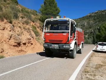 Ocho aeronaves trabajan para extinguir un incendio en Casas Bajas, Valencia