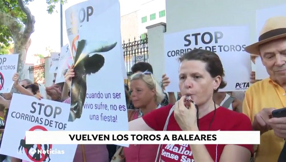 Tensión a las puertas de la Plaza de toros de Palma de Mallorca dos años después de la última corrida