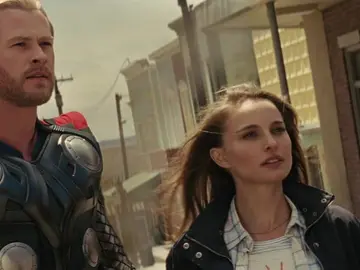 Natalie Portman y Chris Hemsworth en 'Thor' Natalie Portman y Chris Hemsworth en 'Thor'