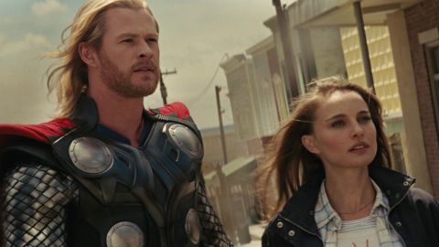 Natalie Portman y Chris Hemsworth en 'Thor'