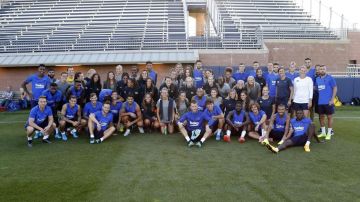 Los jugadores del FC Barcelona con los chicos y chicas de la Universidad de Michigan 