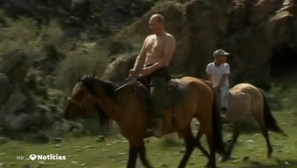 Vladimir Putin montando a caballo