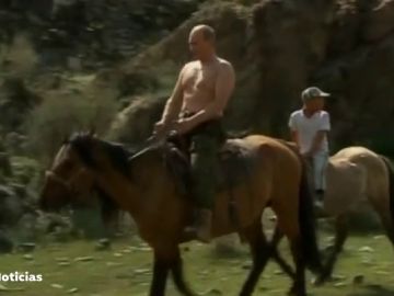 Vladimir Putin montando a caballo
