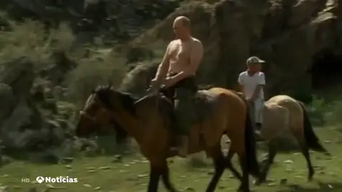 Vladimir Putin montando a caballo Vladimir Putin montando a caballo
