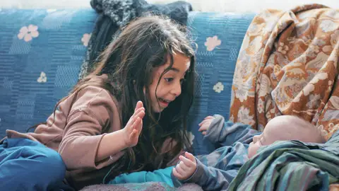 Melek cuida de Hasan, su hermano pequeño Melek cuida de Hasan, su hermano pequeño