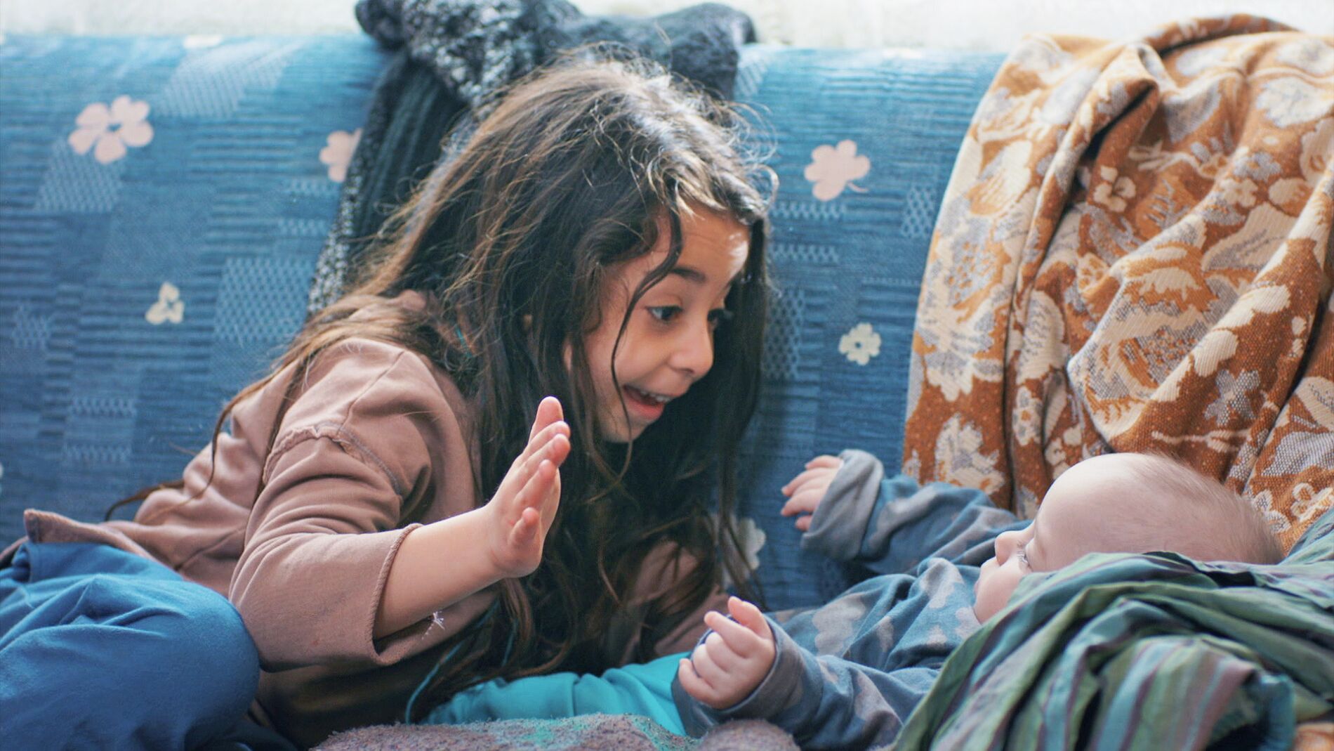 Melek cuida de Hasan, su hermano pequeño