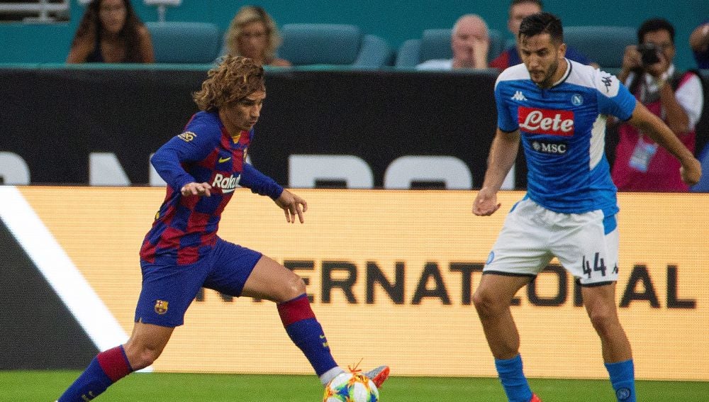 Griezmann regateando a Konstantinos Manolas durante el partido en Miami