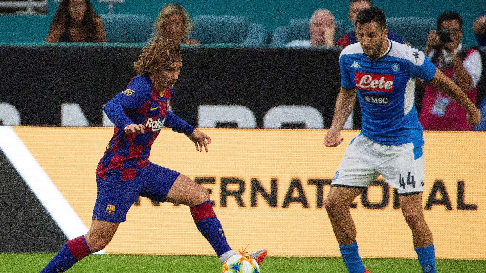 Griezmann regateando a Konstantinos Manolas durante el partido en Miami Griezmann regateando a Konstantinos Manolas durante el partido en Miami