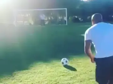 Roberto Carlos repite el 'gol imposible' a Francia que desafió las leyes de la física Roberto Carlos repite el 'gol imposible' a Francia que desafió las leyes de la física