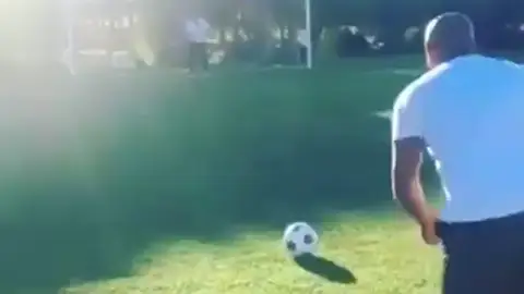 Roberto Carlos repite el 'gol imposible' a Francia que desafió las leyes de la física Roberto Carlos repite el 'gol imposible' a Francia que desafió las leyes de la física