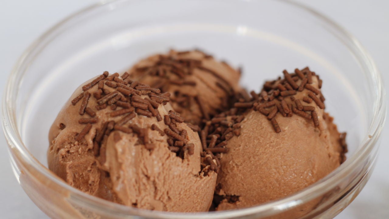 La receta para hacer helado de chocolate casero sin gluten, sin lactosa